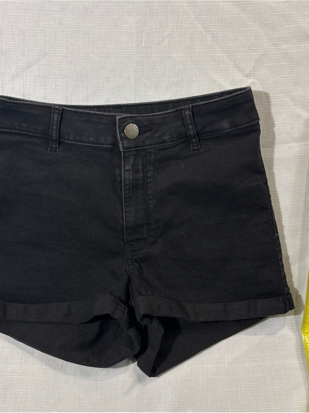Divided H&M size 6 Women's Black High-Rise Denim Shorts